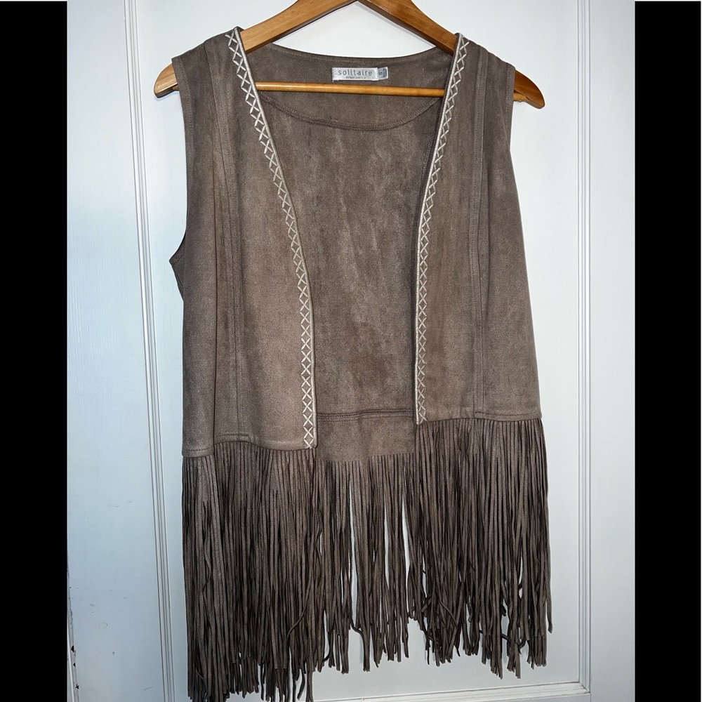 ✨SOLITAIRE BY RAVI KHOSLA ANTHROPOLOGIETAN FAUX SUEDE FRINGE VEST BOHO L…